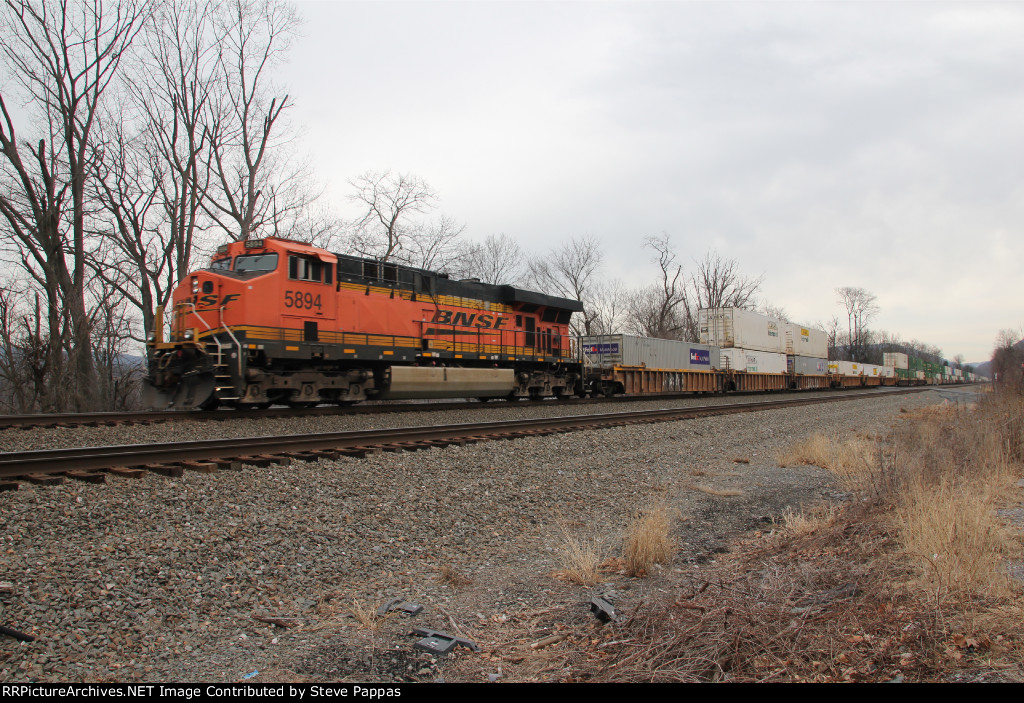 BNSF 5894 as a rear DPU on train 258